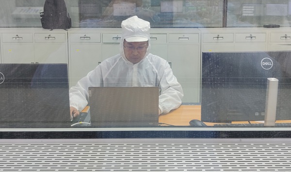 15點(diǎn)，自控事業(yè)部胡曉強(qiáng)在寧波對(duì)6.3米BOPET聚酯薄膜生產(chǎn)線做控制優(yōu)化.jpg