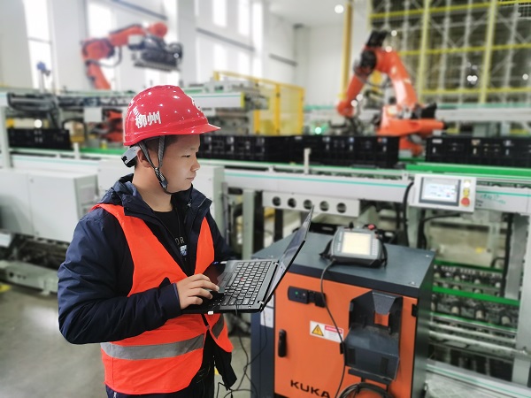3. 廣西柳州，專用電路事業(yè)部金富強正在電芯成品緩存輸送系統(tǒng)項目中進行設備調試.jpg